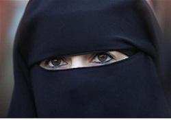 هولندا تقر حظراً على ارتداء النقاب في الأماكن العامة