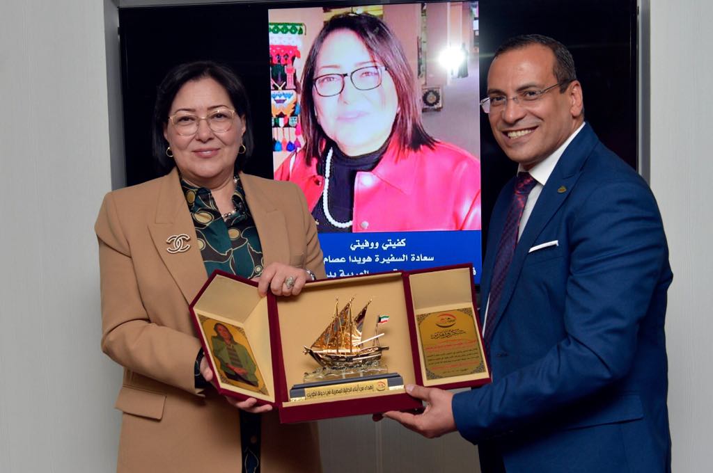الجالية المصرية في الكويت كرمت القنصل العام السفيرة هويدا عصام وأهدتها لقب سفيرة الانسانية .