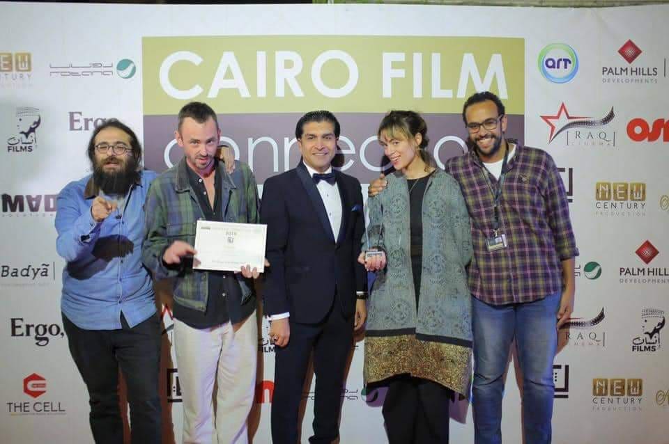 أحمد سمير رئيس جمعية الصداقة المصرية التونسية يسلم جائزة ليث للانتاج السينمائي بمهرجان القاهرة السينمائي الدولي