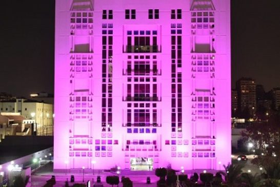 اضاءة مبنى المجلس العربي للطفولة والتنمية باللون الوردي دعما وتضامنا مع المحاربات ضد مرض سرطان الثدي
